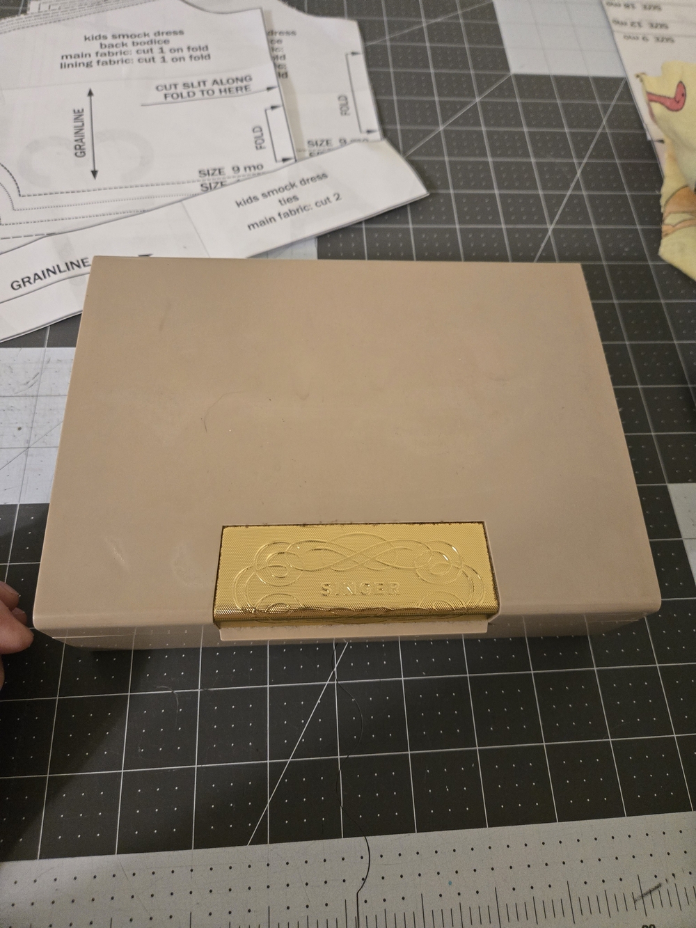 SINGER Slant Accessory Box And Accessories